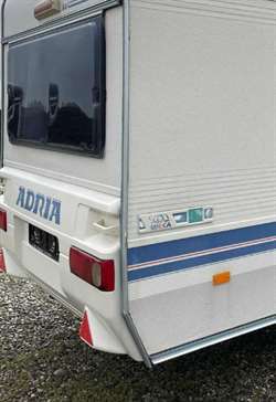 Adria plast skilt til højre side til ældre campingvogn
