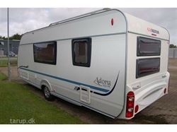 Streamer Venstre side ved baglygte på Adria Campingvogn Klistermærke - Logo