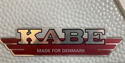 Logo "Kabe  - Made for Denmark" klistermærke til siden af campingvogn