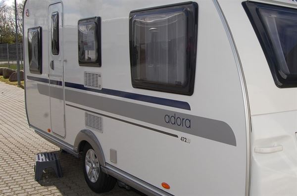 Streamer Adria Adora Astella 472 til højre side på Campingvogn klistermærke logo