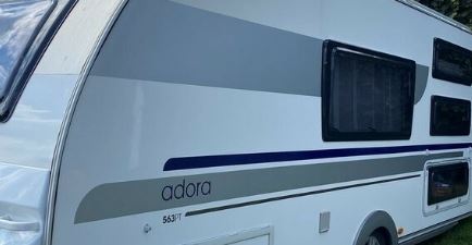 Logo - Streamer - Venstre side Adria Adora 563 