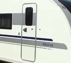 Streamer ved vindue på døren på Adria Alpina Campingvogn Klistermærke - Logo