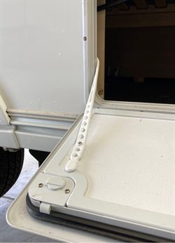 Stropholder til serviceklap