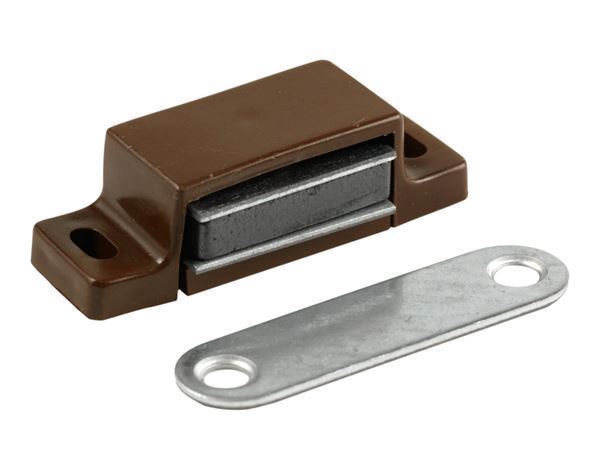 Magnetlås til skabe og skuffer i campingvognen.